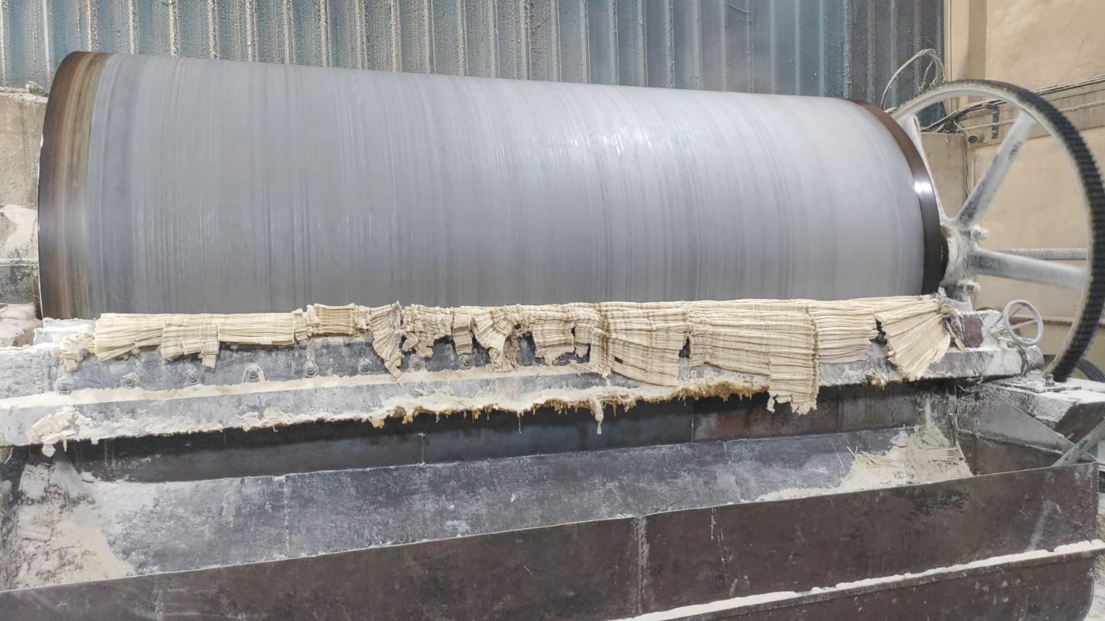 Industrial Glue Powder — grinding and packaging unit